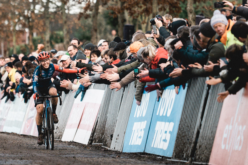 Shirin van Anrooij (Baloise-Trek Lions) comparte su victoria con el público de Gavere. (c) UCI Cyclocross World Cup
