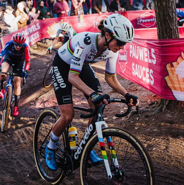 Marianne Vos, con el maillot arcoíris que la distingue como campeona del mundo. (c) UCI Cyclocross World Cup