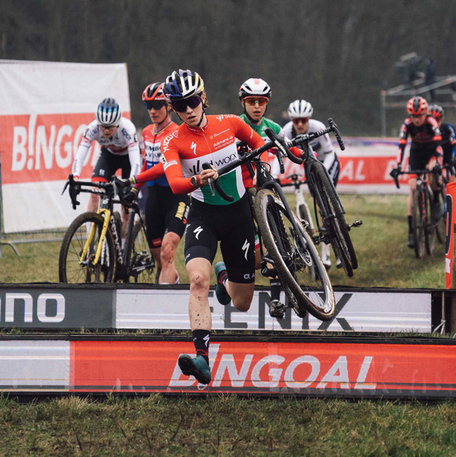 La húngara Blanka Vas, saltando un obstáculo a pie durante una manga de la Copa del Mundo de Ciclocross UCI. (c) UCI Cyclocross World Cup