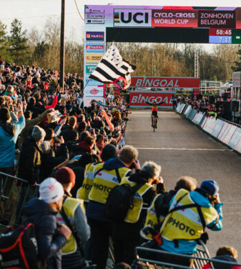 Instantánea de la llegada a meta de Wout van Aert en la última prueba de la Copa del Mundo de Ciclocross UCI - Benidorm Costa Blanca 2023 hasta la fecha, disputada en Zonhoven.