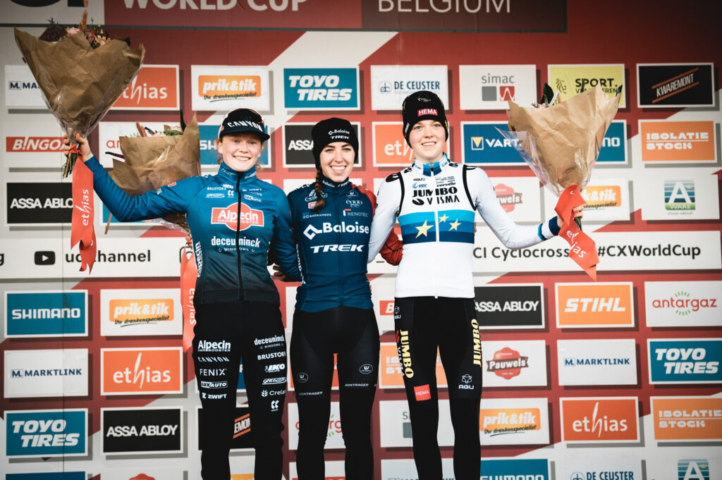En la última manga de la Copa del Mundo de Ciclocross UCI disputada en Zonhoven, Shirin van Anrooij (centro) se coló entre Puck Pieterse (izquierda) y Fem van Empel (derecha). (c) UCI Cyclocross World Cup