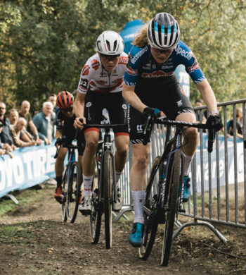 Puck Pieterse (Alpecin-Deceuninck) y Fem Van Empel (Jumbo-Visma) se están jugando la Copa del Mundo de Ciclocross UCI Elite femenina. (c) UCI Cyclocross World Cup