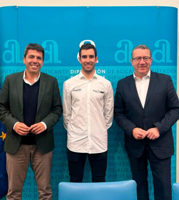 De izquierda a derecha: Carlos Mazón, presidente de la Diputación de Alicante; Felipe Orts, ciclista de Burgos BH y campeón de España de ciclocross natural de La Vila Joiosa; y Toni Pérez, alcalde de Benidorm.