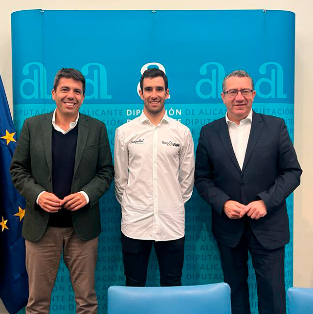 De izquierda a derecha: Carlos Mazón, presidente de la Diputación de Alicante; Felipe Orts, ciclista de Burgos BH y campeón de España de ciclocross natural de La Vila Joiosa; y Toni Pérez, alcalde de Benidorm.