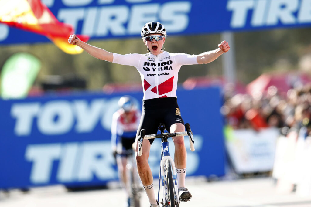 Fem van Empel (Jumbo-Visma) firma su victoria. (c) BenidormCX / Sprint Cycling