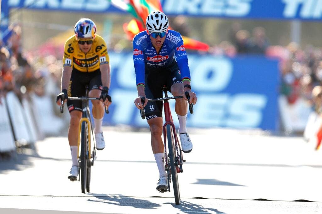La meta de la carrera Elite masculina, resuelta en un mano a mano entre Mathieu Van der Poel (Alpecin-Deceuninck) y Wout van Aert (Jumbo-Visma). (c) BenidormCX / Sprint Cycling