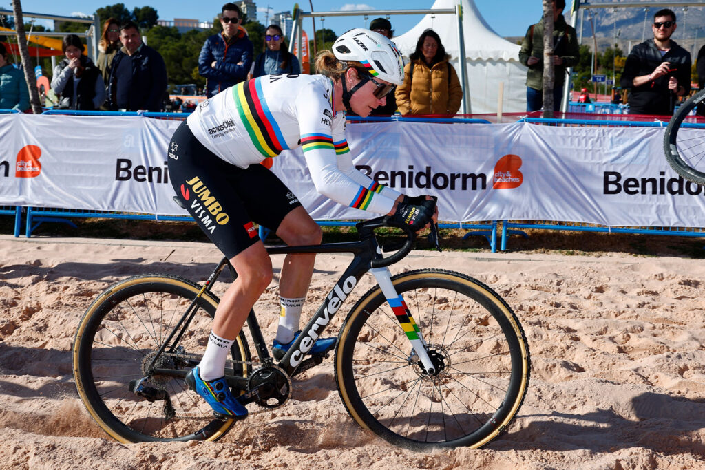 El público disfrutó de la maillot arcoíris Marianne Vos (Jumbo-Visma) también durante los entrenamientos del sábado.
Foto de BenidormCX / Sprint Cycling