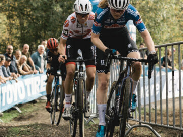 Puck Pieterse (Alpecin-Deceuninck) y Fem Van Empel (Jumbo-Visma) se están jugando la Copa del Mundo de Ciclocross UCI Elite femenina. (c) UCI Cyclocross World Cup