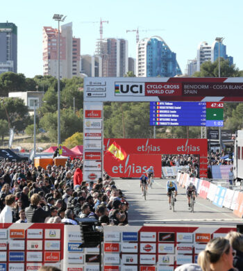 El skyline de Benidorm fue testigo privilegiado de la Copa del Mundo de Ciclocross UCI. Foto de BenidormCX / Álvaro García Herrero