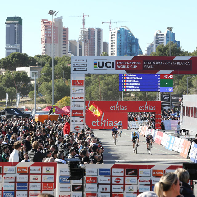 El skyline de Benidorm fue testigo privilegiado de la Copa del Mundo de Ciclocross UCI. Foto de BenidormCX / Álvaro García Herrero