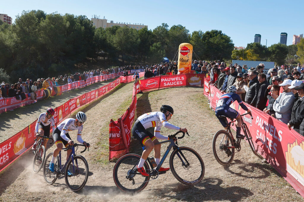 Un momento de la competición en la Copa del Mundo de Ciclocross UCI - Benidorm Costa Blanca 2023.
Foto de BenidormCX / Sprint Cycling