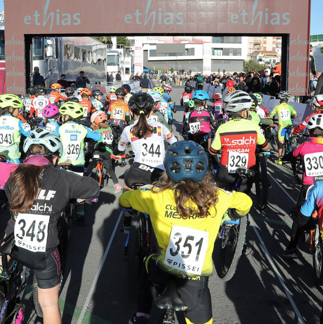Los niños fueron protagonistas en la edición 2023 de la Copa del Mundo de Ciclocross UCI - Benidorm Costa Blanca. Foto de BenidormCX / Álvaro García Herrero