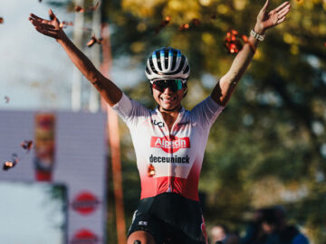 Ceylin del Carmen Alvarado, emocionada, firma la victoria en Troyes. Foto de UCI Cyclo-cross World Cup