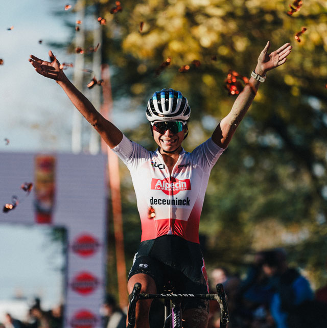 Ceylin del Carmen Alvarado, emocionada, firma la victoria en Troyes. Foto de UCI Cyclo-cross World Cup