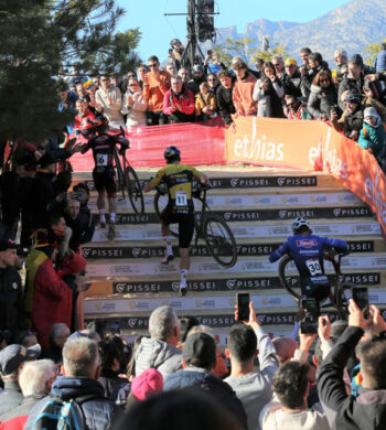 Así lucieron las escaleras del Parque de Foietes en la edición 2023 de la Copa del Mundo de Ciclocross UCI - Benidorm Costa Blanca. Foto de BenidormCX / Álvaro García Herrero