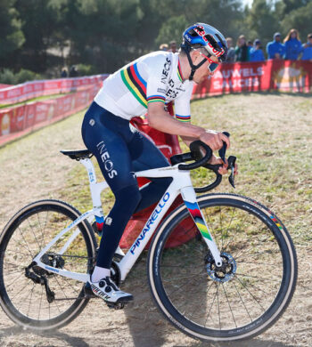 Tom Pidcock (Ineos Grenadiers), como campeón del mundo, durante los entrenos de la Copa del Mundo de Ciclocross UCI – Benidorm Costa Blanca 2023. Foto de BenidormCX / Sprint Cycling