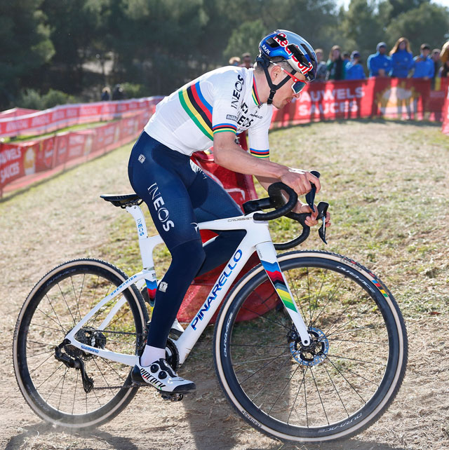 Tom Pidcock (Ineos Grenadiers), como campeón del mundo, durante los entrenos de la Copa del Mundo de Ciclocross UCI – Benidorm Costa Blanca 2023. Foto de BenidormCX / Sprint Cycling