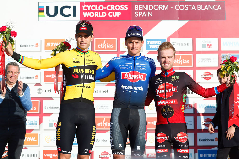 El podio Elite masculino de la edición 2023 de la Copa del Mundo de Ciclocross UCI - Benidorm Costa Blanca. De izquierda a derecha: Wout van Aert, Mathieu Van der Poel y Eli Iserbyt.
Foto de BenidormCX / Sprint Cycling