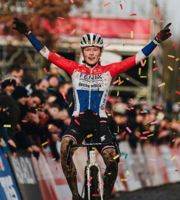 Puck Pieterse (Fenix-Deceuninck) celebra su victoria en Gavere. Foto de UCI Cyclo-cross World Cup