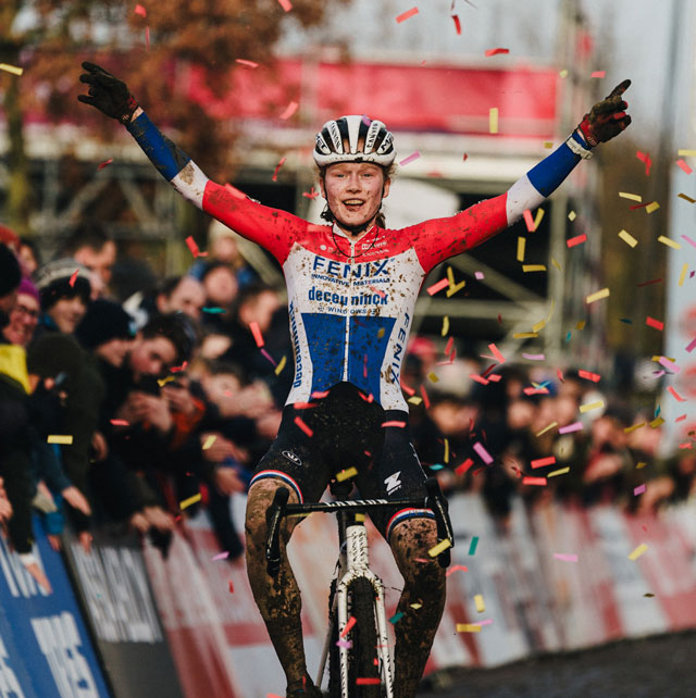 Puck Pieterse (Fenix-Deceuninck) celebra su victoria en Gavere. Foto de UCI Cyclo-cross World Cup