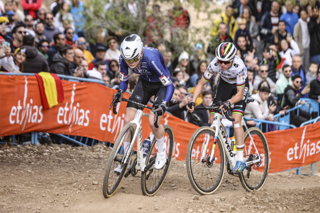 Puck Pieterse (Fenix-Deceuninck) batalla con Fem van Empel (Visma | Lease a Bike) en la Copa del Mundo de Ciclocross UCI - Benidorm Costa Blanca. Foto de BenidormCX / Sprint Cycling