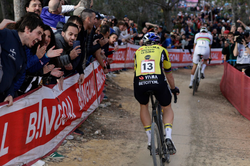 Wout van Aert (Visma | Lease a Bike) atraviesa la zona forestal de El Moralet ante un público entregado.
Foto de Benidorm CX / Sprint Cycling