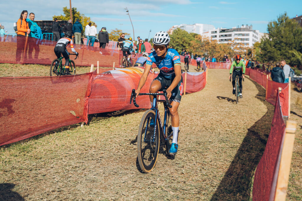 Ceylin del Carmen Alvarado (Alpecin-Deceuninck), líder Elite femenina de la Copa del Mundo de Ciclocross UCI, entrenando en Benidorm.
Foto de BenidormCX / Yago Urrutia