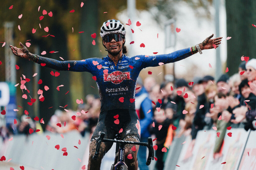 Ceylin del Carmen Alvarado (Alpecin-Deceuninck) celebra su victoria en la prueba de la Copa del Mundo de Ciclocross UCI en Dendermonde (Bélgica).
Foto de Sportpic / UCI Cyclo-cross World Cup