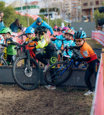 Un instante de la prueba de escuelas del BenidormCX, previa de la Copa del Mundo de Ciclocross UCI – Benidorm Costa Blanca 2024. Foto de BenidormCX / Yago Urrutia