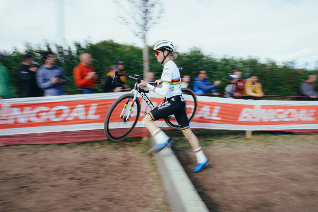 Fem van Empel (Visma | Lease a Bike) durante los entrenamientos previos a la Copa del Mundo de Ciclocross UCI – Benidorm Costa Blanca 2024.
Foto de Benidorm CX / Yago Urrutia