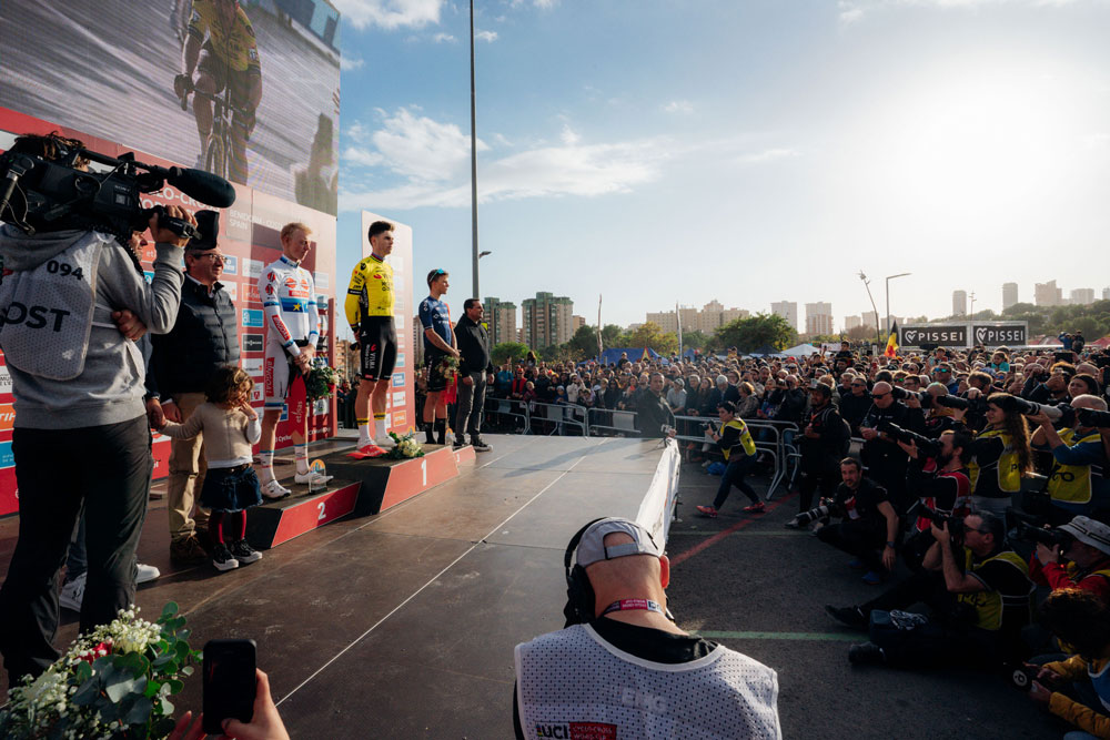 Imagen del podio de la prueba Elite masculina de la Copa del Mundo de Ciclocross UCI – Benidorm Costa Blanca 2024.
Foto de BenidormCX / Yago Urrutia