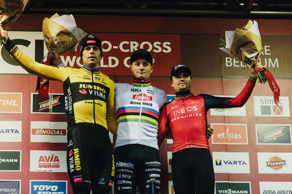 El podio de la Copa del Mundo de Ciclocross UCI de Gavere. De izquierda a derecha: Wout van Aert, Mathieu Van der Poel y Tom Pidcock. Foto de UCI Cyclo-cross World Cup
