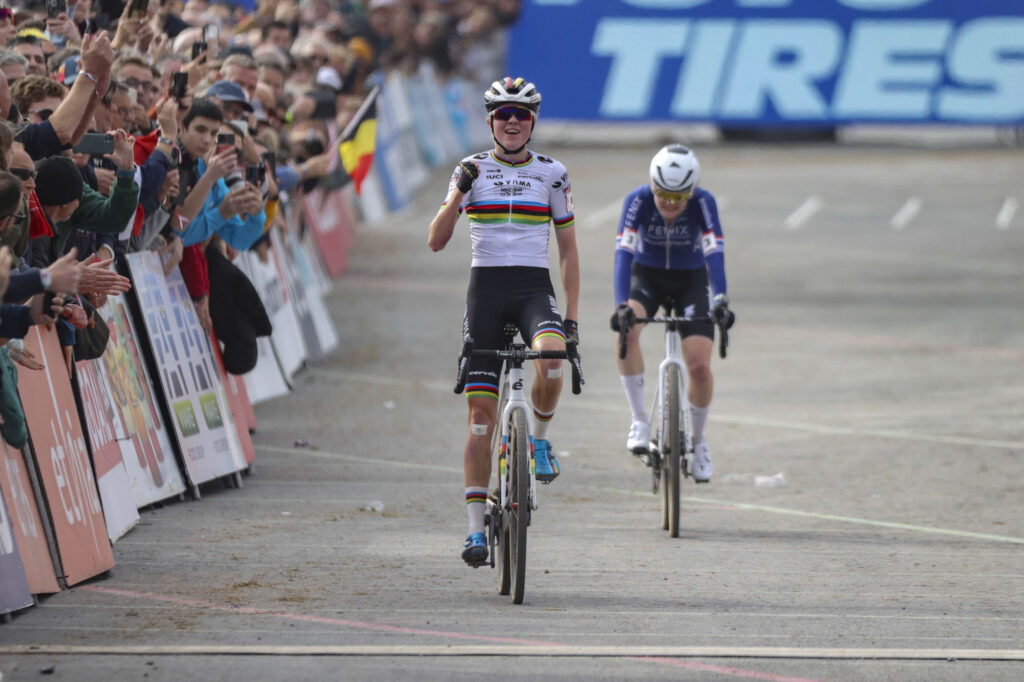 Fem van Empel (Visma | Lease a Bike) se impuso por segunda vez en la Copa del Mundo de Ciclocross UCI - Benidorm Costa Blanca.
Foto de BenidormCX / Sprint Cycling