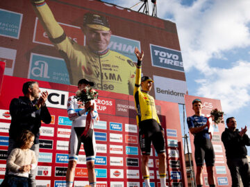 El podio Elite masculino de la Copa del Mundo de Ciclocross UCI – Benidorm Costa Blanca 2024. Junto a los ciclistas, en primer plano, Pascual Momparler. Foto de Pissei