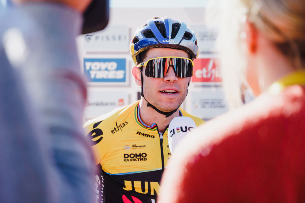 Wout van Aert atiende a la televisión durante la Copa del Mundo de Ciclocross UCI - Benidorm Costa Blanca 2023.
Foto de UCI Cyclo-cross World Cup