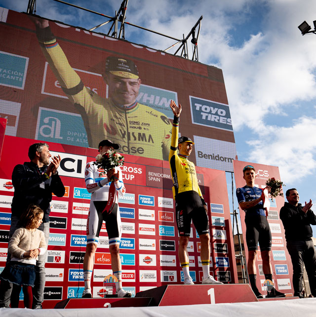 El podio Elite masculino de la Copa del Mundo de Ciclocross UCI – Benidorm Costa Blanca 2024. Junto a los ciclistas, en primer plano, Pascual Momparler. Foto de Pissei