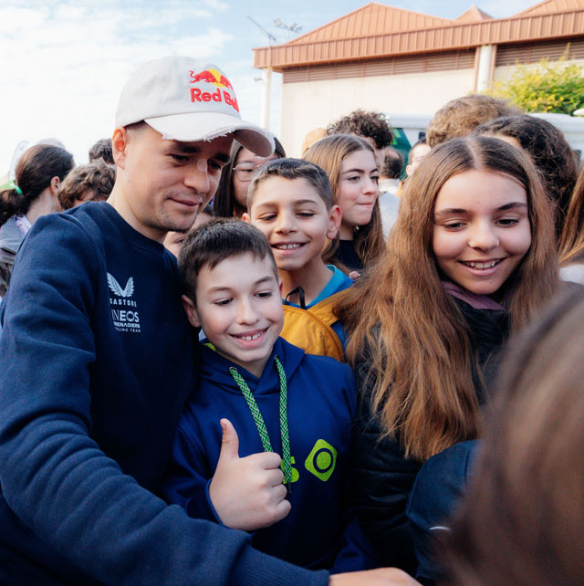 Tom Pidcock fue uno de los ciclistas más aclamados en la Copa del Mundo de Ciclocross UCI – Benidorm Costa Blanca 2024. Foto de BenidormCX / Yago Urrutia