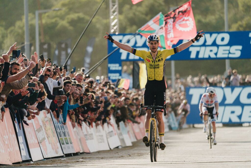 Wout van Aert firma su victoria en la Copa del Mundo de Ciclocross UCI – Benidorm Costa Blanca 2024.
Foto de UCI Cyclo-cross World Cup / Sportpic Agency
