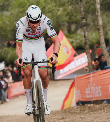 Mathieu Van der Poel, en el tramo forestal del Parque de El Moralet durante la Copa del Mundo de Ciclocross UCI – Benidorm Costa Blanca 2024. Foto de UCI Cyclo-cross World Cup / Sportpic Agency