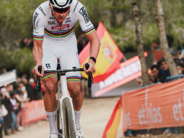 Mathieu Van der Poel, en el tramo forestal del Parque de El Moralet durante la Copa del Mundo de Ciclocross UCI – Benidorm Costa Blanca 2024. Foto de UCI Cyclo-cross World Cup / Sportpic Agency