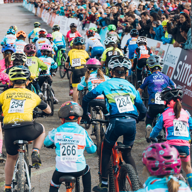 Los niños fueron protagonistas en la edición 2024 de la Copa del Mundo de Ciclocross UCI - Benidorm Costa Blanca. Foto de BenidormCX / Yago Urrutia