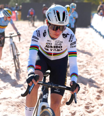 Marianne Vos, en el banco de arena durante la Copa del Mundo de Ciclocross UCI – Benidorm Costa Blanca 2023. Foto de Benidorm CX / Sprint Cycling