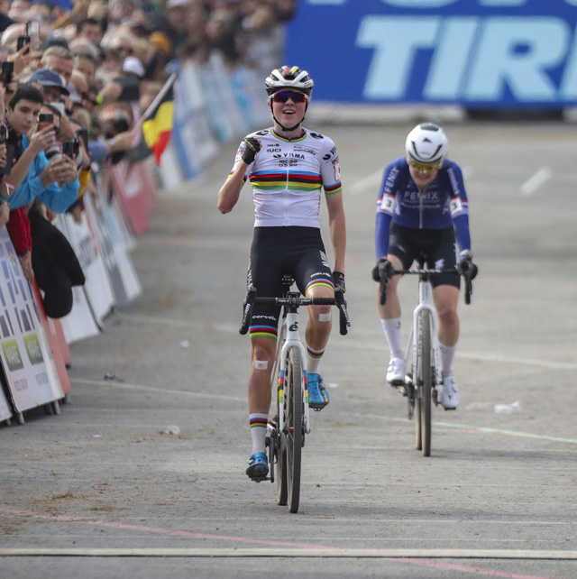 Fem Van Empel se proclama ganadora de la Copa del Mundo de Ciclocross UCI – Benidorm Costa Blanca 2024. Foto de Benidorm CX / Sprint Cycling