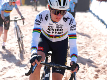 Marianne Vos, en el banco de arena durante la Copa del Mundo de Ciclocross UCI – Benidorm Costa Blanca 2023. Foto de Benidorm CX / Sprint Cycling