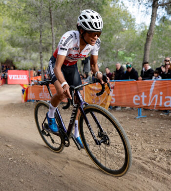 Ceylin del Carmen Alvarado, en el tramo forestal de El Moralet durante la Copa del Mundo de Ciclocross UCI – Benidorm Costa Blanca 2024. Foto de Benidorm CX / Sprint Cycling