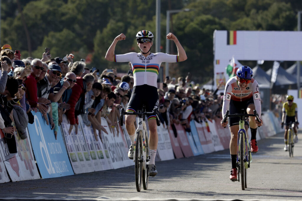 Fem Van Empel, ganadora de la manga Elite femenina de la Copa del Mundo de Ciclocross UCI - Benidorm Costa Blanca,. Foto de Sprint Cycling