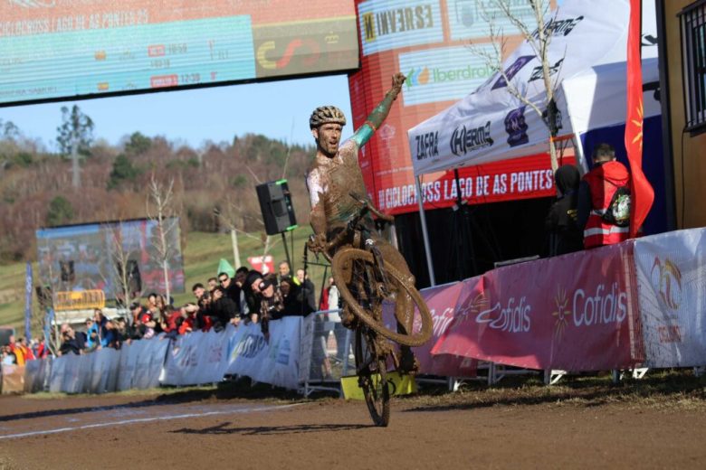 Felipe Orts celebra su séptimo título de campeón de España.
Foto de RFEC