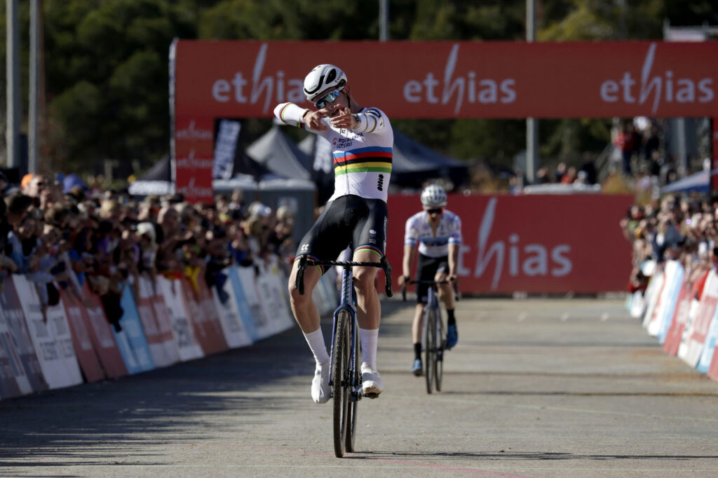 Tibor del Grosso, celebrando cual arquero.
Foto de Sprint Cycling