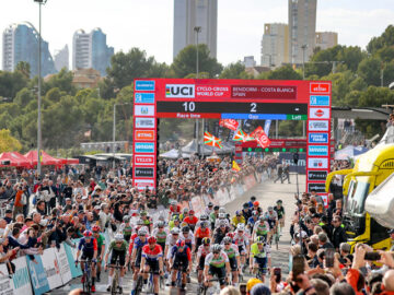 Espectacular panorámica de la salida de la prueba Elite masculina de la Copa del Mundo de Ciclocross UCI - Benidorm Costa Blanca 2025. Foto de Sprint Cycling