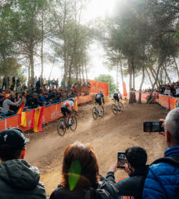 Escena de la Copa del Mundo de Ciclocross UCI - Benidorm Costa Blanca 2024 a su paso por el Parque de El Moralet. Foto de Yago Urrutia